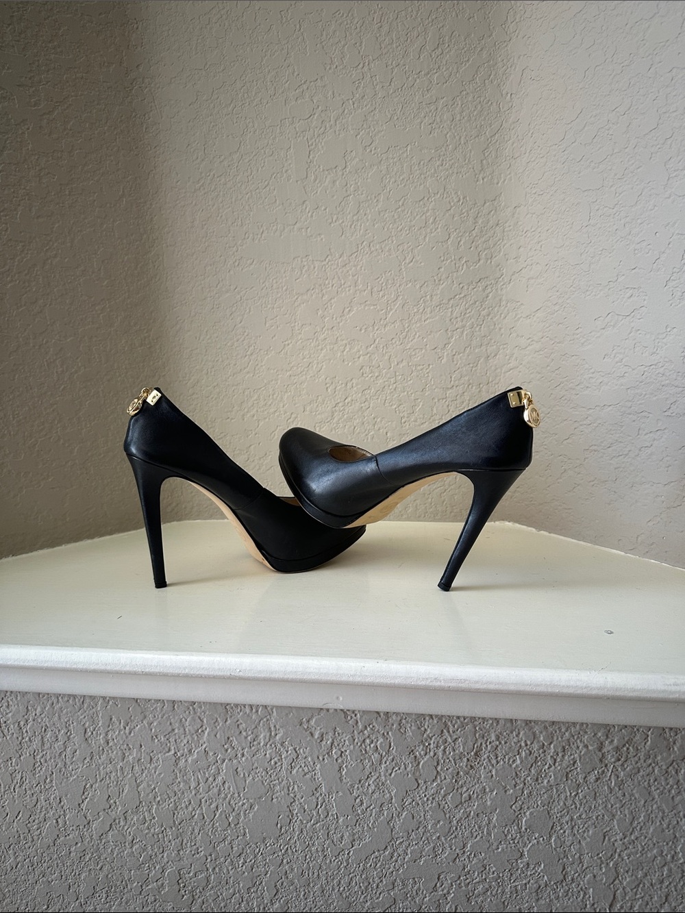 Michael Kors Black Leather Stiletto Pumps with Gold MK on Heel SZ 9.5 - Picture 2 of 10